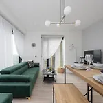 Towarowa Towers With Parking & Ac By Renters Prestige Lägenhet