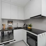 Towarowa Towers With Parking & Ac By Renters Prestige Lägenhet *