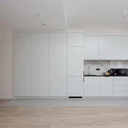 Apartment Towarowa Towers With Parking & Ac By Renters Prestige Warsaw