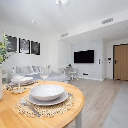 Towarowa Towers With Parking & Ac By Renters Prestige Appartamento *