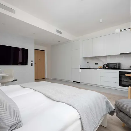 Apartment Towarowa Towers With Parking & Ac By Renters Prestige Warsaw