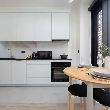 Apartment Towarowa Towers With Parking & Ac By Renters Prestige Warsaw