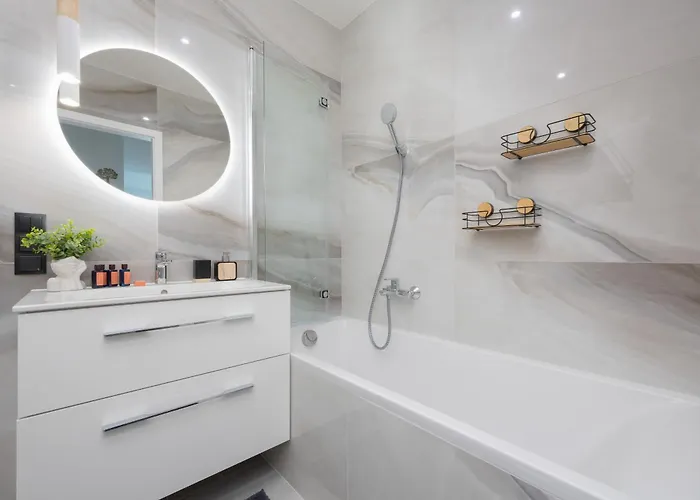 Apartment Towarowa Towers With Parking & Ac By Renters Prestige